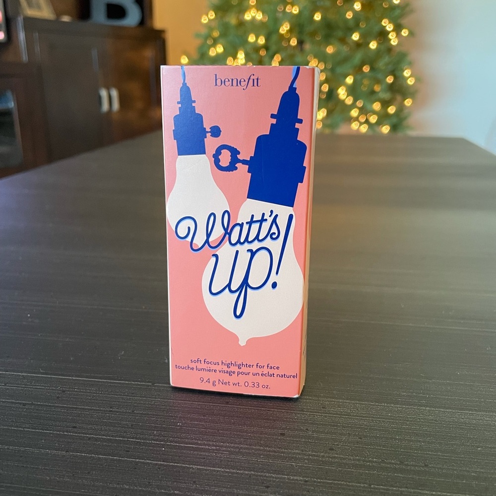 Benefit Watt’s Up Soft Focus Highlighter for Face- Natural Champagne Gleam